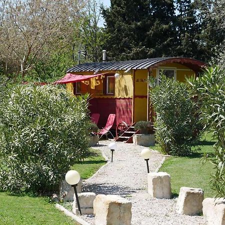 Mas Maurane-Roulotte Avec Spa Prive Aux Portes D'Arles Tarascon Ngoại thất bức ảnh