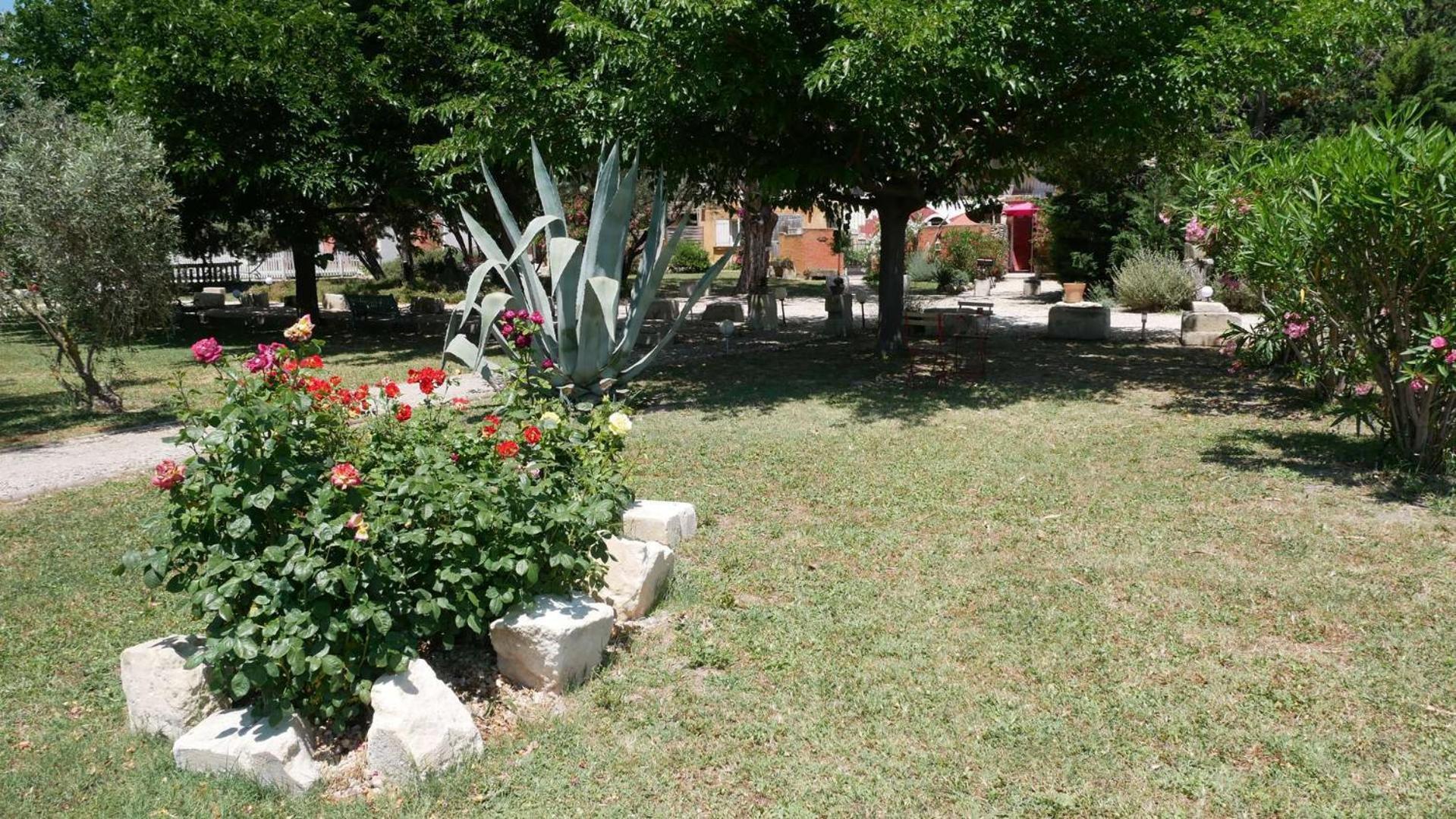 Mas Maurane-Roulotte Avec Spa Prive Aux Portes D'Arles Tarascon Ngoại thất bức ảnh
