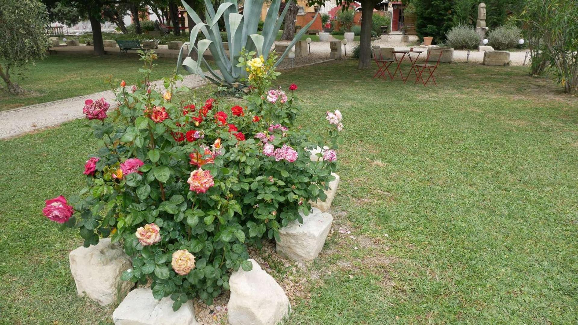 Mas Maurane-Roulotte Avec Spa Prive Aux Portes D'Arles Tarascon Ngoại thất bức ảnh